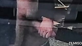 Pompino a un cazzo con preservativo