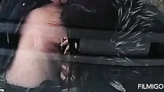 Pompino a un cazzo con preservativo