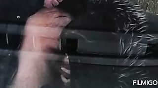 Pompino a un cazzo con preservativo