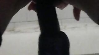 Le piace cavalcare un cazzo finto