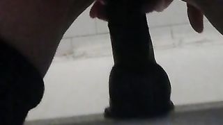 Le piace cavalcare un cazzo finto