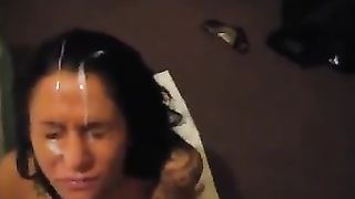 Pompino in ginocchio con sborrata artistica in faccia