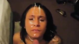 Pompino in ginocchio con sborrata artistica in faccia