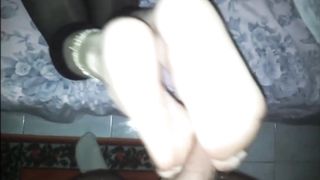 Il primo footjob di mia moglie!