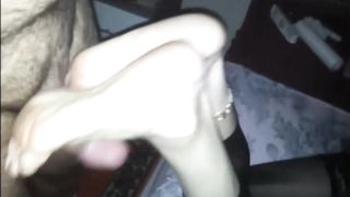 Il primo footjob di mia moglie!
