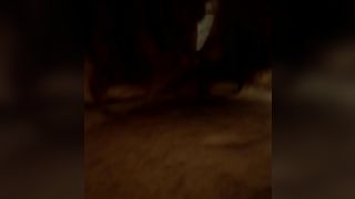 Lo prende in bocca...