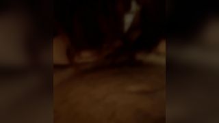 Lo prende in bocca...