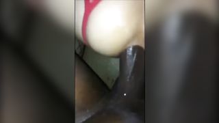 Il mio padrone nero mi sfonda e mi riempie