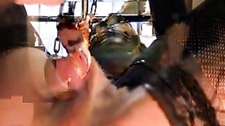 Sessione estrema di BDSM da padrone e amico invitato