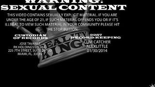 Puttanella biondina batte per strada