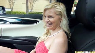 Puttanella biondina batte per strada