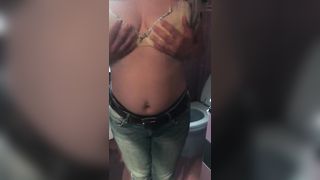 Si scopre le sue grosse tette