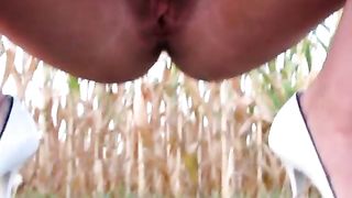 Milfona nuda in campagna