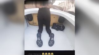 Esce il culo sulla gondola