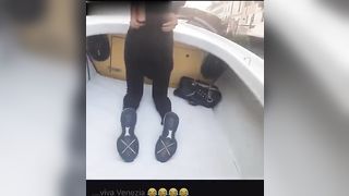 Esce il culo sulla gondola