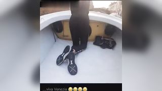 Esce il culo sulla gondola