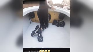 Esce il culo sulla gondola