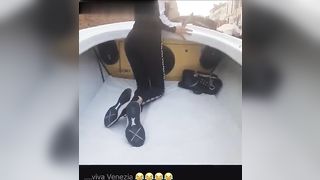 Esce il culo sulla gondola