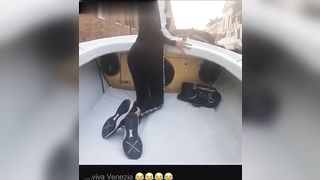 Esce il culo sulla gondola