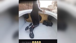 Esce il culo sulla gondola