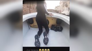 Esce il culo sulla gondola