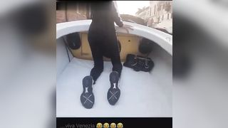 Esce il culo sulla gondola