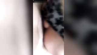 Pompino outdoor da milf bruna tatuata