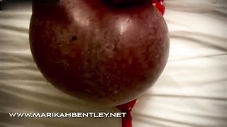 Schiavo passivo viene torturato dalla mistress