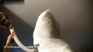 Schiavo passivo viene torturato dalla mistress