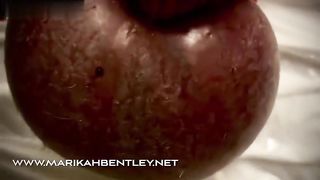 Schiavo passivo viene torturato dalla mistress