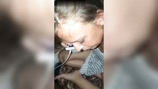 Parla al cell mentre lo smanetta