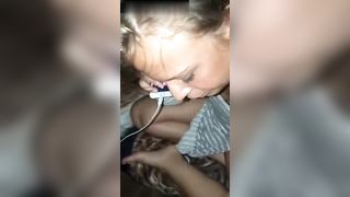 Parla al cell mentre lo smanetta