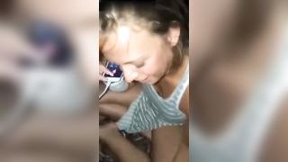 Parla al cell mentre lo smanetta