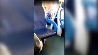 Scenata di gelosia sul treno