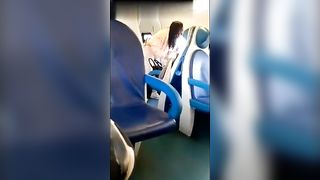 Scenata di gelosia sul treno