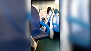 Scenata di gelosia sul treno
