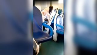 Scenata di gelosia sul treno