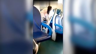 Scenata di gelosia sul treno