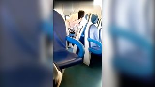 Scenata di gelosia sul treno