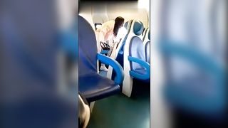 Scenata di gelosia sul treno