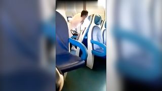 Scenata di gelosia sul treno