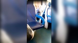 Scenata di gelosia sul treno