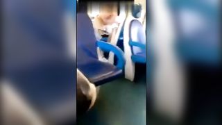Scenata di gelosia sul treno