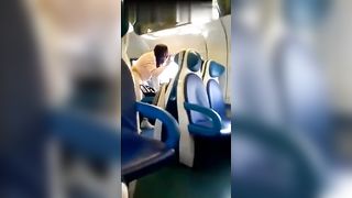 Scenata di gelosia sul treno