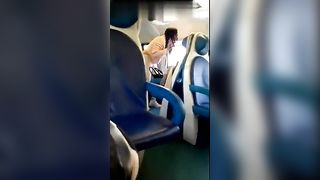 Scenata di gelosia sul treno