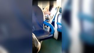 Scenata di gelosia sul treno