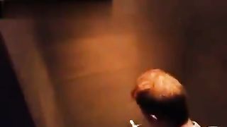 Spiati nel bagno della disco