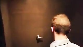 Spiati nel bagno della disco