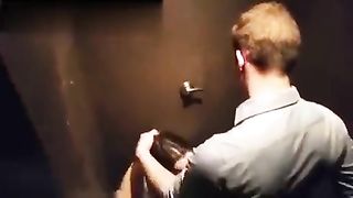 Anteprima del video: Spiati nel bagno della disco