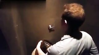 Spiati nel bagno della disco